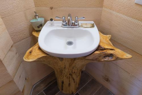 Натуральное дерево в ванной. Ванная комната под дерево, практические советы по применению различных материалов.