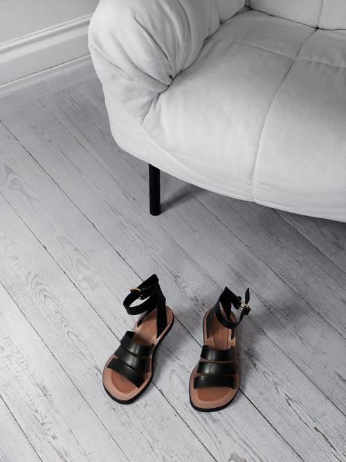 Черный, белый и фаянсовая печь: скандинавский минимализм по-шведски 07