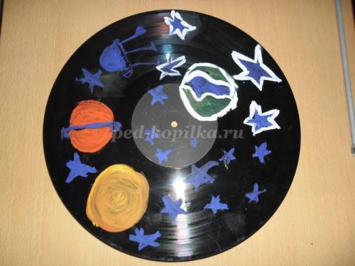 Что можно сделать из старых пластинок. Ваза для фруктов 15