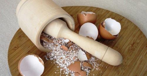 Как перетереть яичную скорлупу в порошок. 12 способов применения яичной скорлупы: от стирки и уборки до приготовления праздничных коктейлей