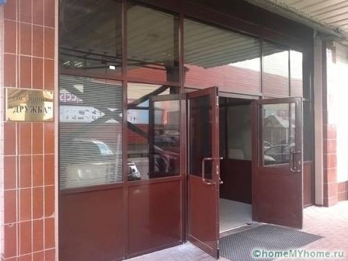 Металлопластиковые входные двери в частный дом. Из чего собираются пластиковые входные двери для частного дома: фото и примеры оформления