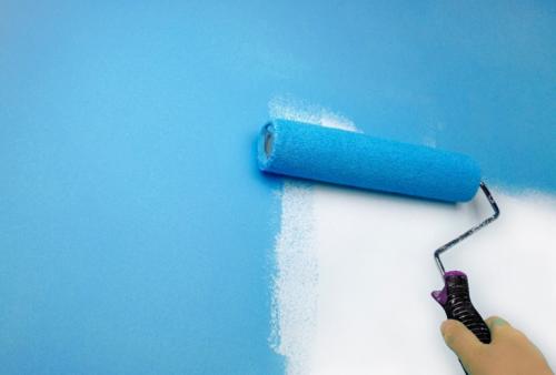 Покраска стен поверх старой краски. Как покрасить новой краской поверх старой без шелушения и пузырей