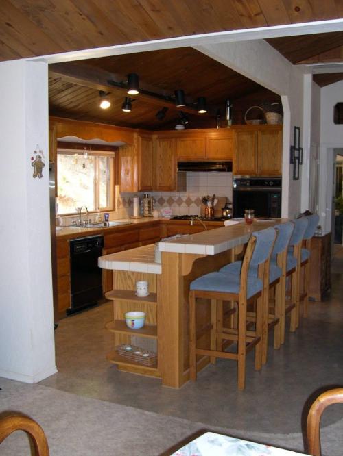 Барная стойка в маленькой комнате. Преимущества барных стоек в гостиной