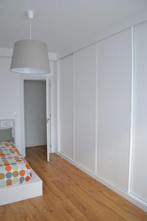 Шкаф купе на всю стену в спальню. Матовые фасады