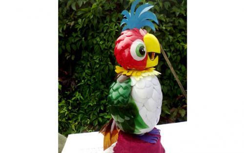 Попугай поделка из бутылки. Попугай из пластиковых ложек и бутылок