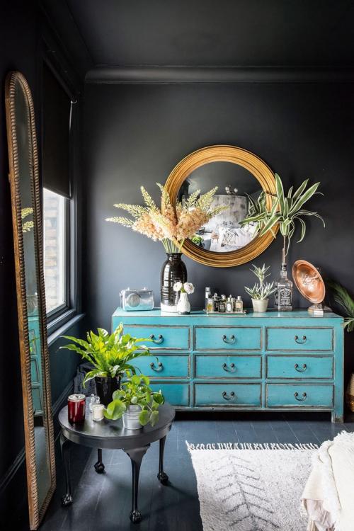 Черные стены и английский стиль — отличное сочетание! 11