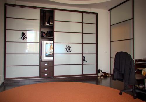 Шкаф во всю стену с телевизором. Какие бывают шкафы купе с нишей для телевизора, обзор моделей