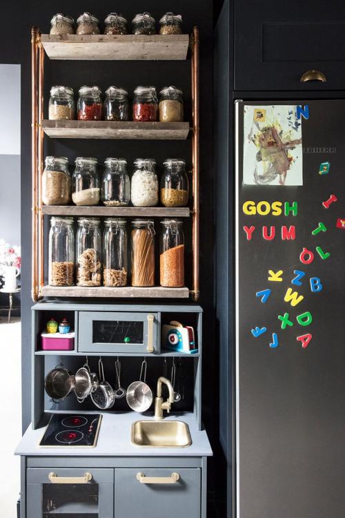 Черные стены и английский стиль — отличное сочетание! 14