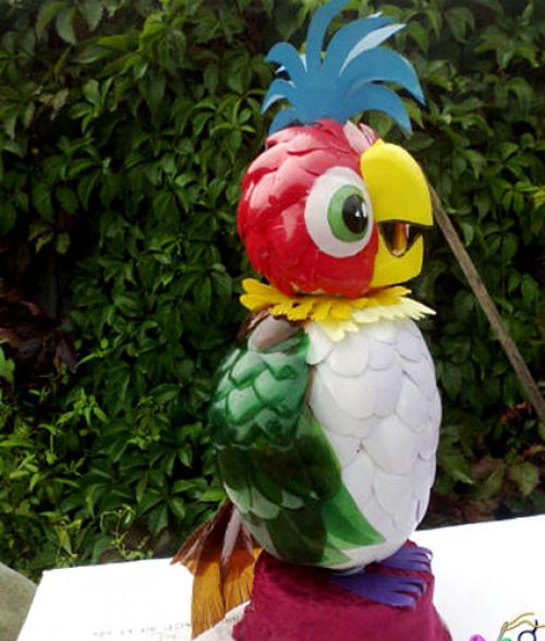 Попугай поделка из бутылки. Попугай из пластиковых ложек и бутылок