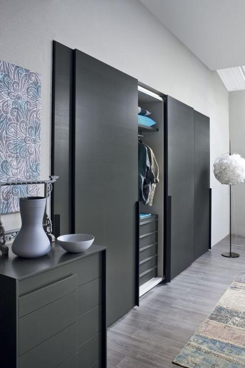 Шкаф купе на всю стену в спальню. Матовые фасады