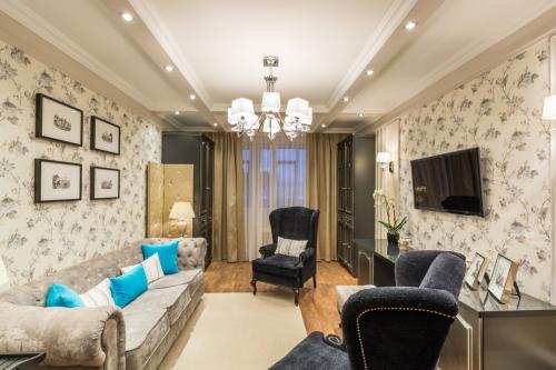 Шкаф купе в зале хрущевки. С орнаментом