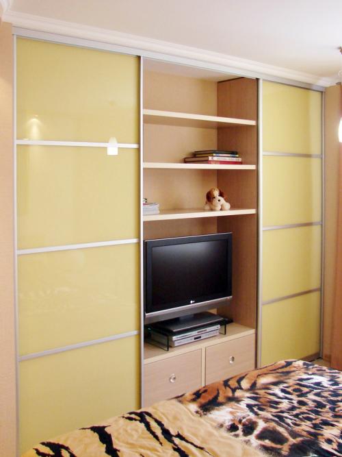 Шкаф во всю стену с телевизором. Какие бывают шкафы купе с нишей для телевизора, обзор моделей
