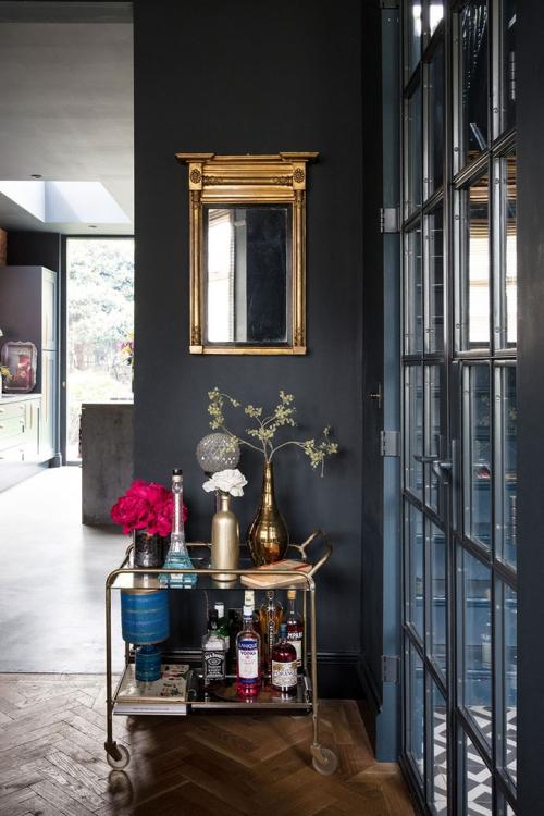 Черные стены и английский стиль — отличное сочетание! 06