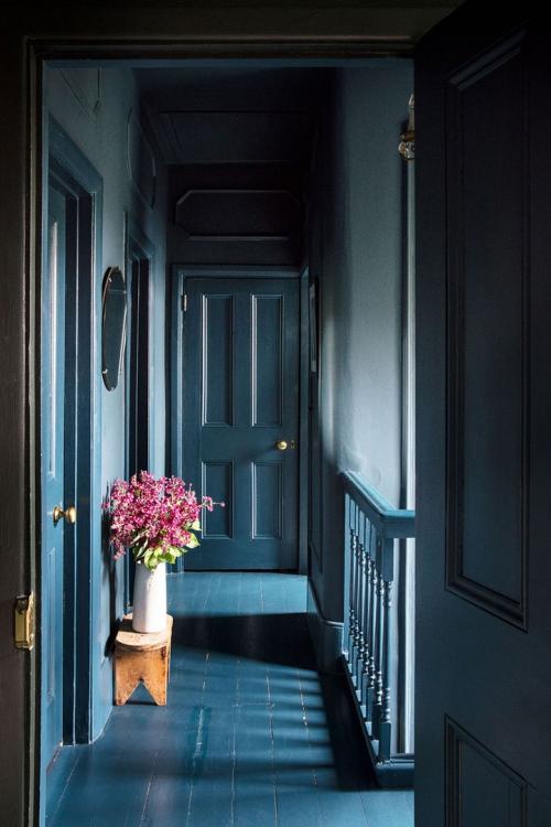 Черные стены и английский стиль — отличное сочетание! 09