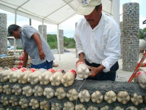 Дома из бутылок пластиковых. Как построить дом из пластиковых бутылок?