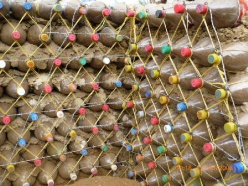 Дома из бутылок пластиковых. Как построить дом из пластиковых бутылок?