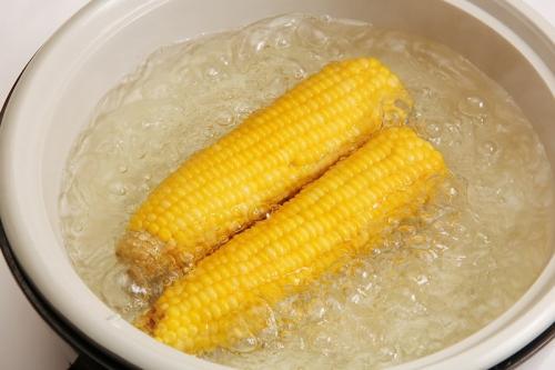 Нужно ли солить воду при варке кукурузы. Как варить кукурузу в кастрюле?