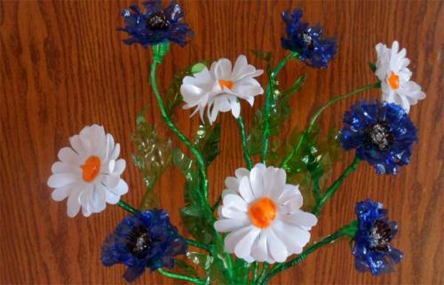 Что можно построить из пластиковых бутылок. Цветы и вазы