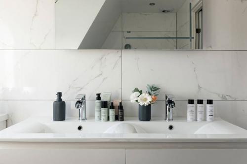 Современный и элегантный интерьер дома в Швеции 08