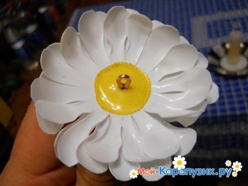 Ромашки из пластиковых бутылок пошаговая инструкция. Как сделать ромашку из пластиковых бутылок.
