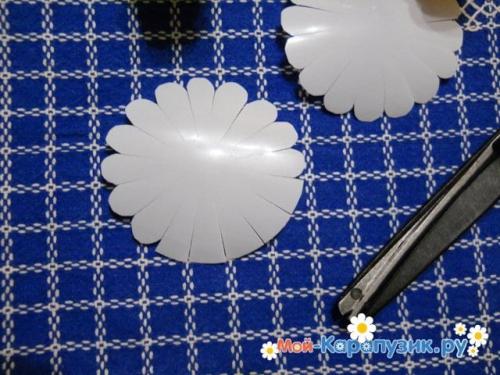 Ромашки из пластиковых бутылок пошаговая инструкция. Как сделать ромашку из пластиковых бутылок.