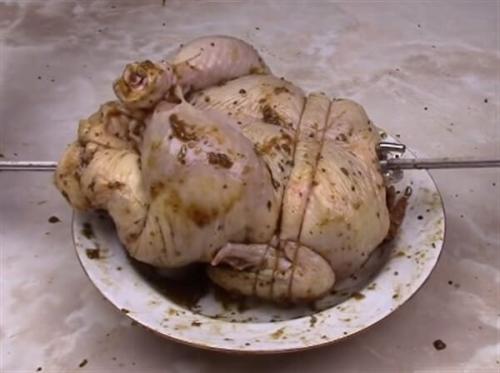 Чем смазать курицу для золотистой корочки. Готовим курицу гриль на вертеле с медом