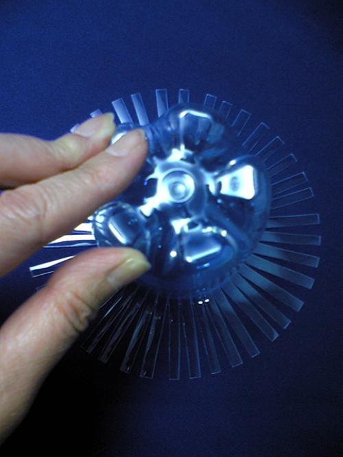 Ваза из бутылки пластиковой. Вазы из пластиковых бутылок 04