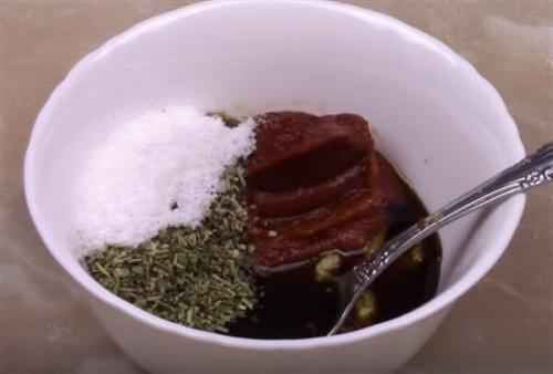 Чем смазать курицу для золотистой корочки. Готовим курицу гриль на вертеле с медом