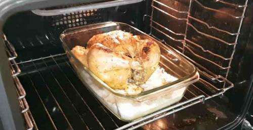 Курочка с корочкой хрустящей. Курица целиком в духовке с хрустящей корочкой на соли