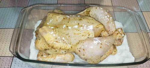 Курочка с корочкой хрустящей. Курица целиком в духовке с хрустящей корочкой на соли