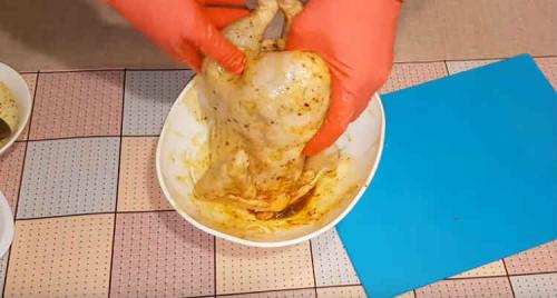 Курочка с корочкой хрустящей. Курица целиком в духовке с хрустящей корочкой на соли