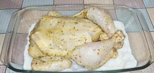 Курочка с корочкой хрустящей. Курица целиком в духовке с хрустящей корочкой на соли