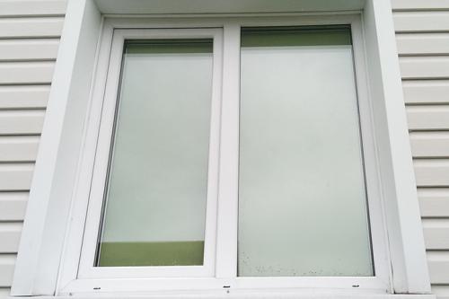 Отверстия в пластиковых окнах зачем. Зачем нужен дренаж окон и как он устроен 01