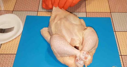 Курочка с корочкой хрустящей. Курица целиком в духовке с хрустящей корочкой на соли