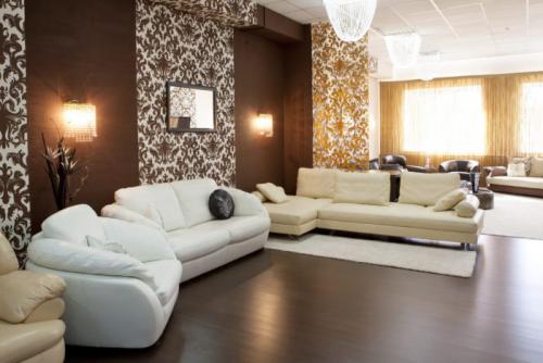 Дизайн зала в частном доме обои. Подобрать обои в зал: фото-примеры удачного оформления