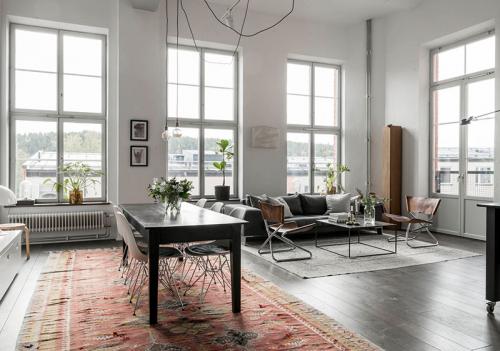 Лофт с высокими потолками и видом на озеро в здании бывшей фабрики в Стокгольме 05