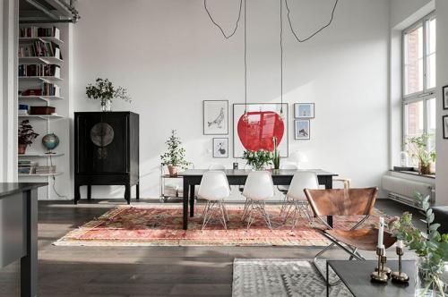 Лофт с высокими потолками и видом на озеро в здании бывшей фабрики в Стокгольме 01