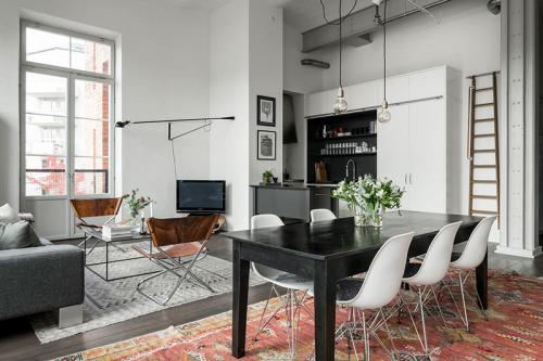 Лофт с высокими потолками и видом на озеро в здании бывшей фабрики в Стокгольме 14