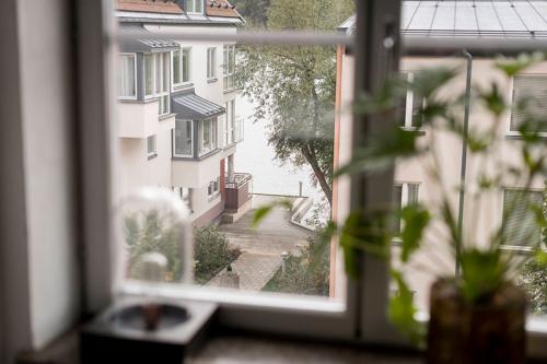 Лофт с высокими потолками и видом на озеро в здании бывшей фабрики в Стокгольме 04