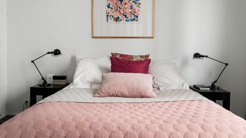 Лофт с высокими потолками и видом на озеро в здании бывшей фабрики в Стокгольме 09