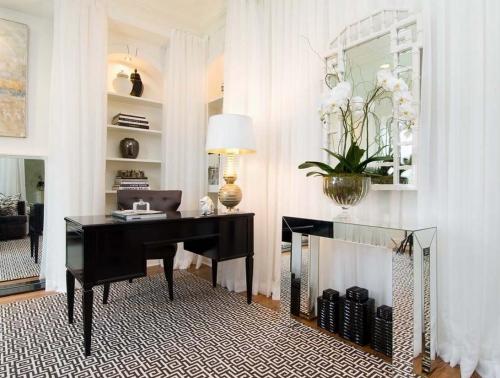 Чем скрыть неровные стены. Как скрыть неровность стен