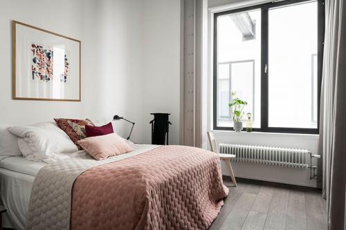 Лофт с высокими потолками и видом на озеро в здании бывшей фабрики в Стокгольме 08