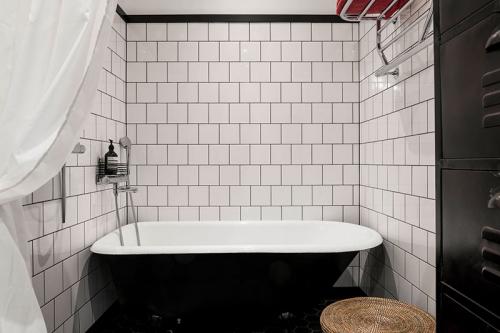 Лофт с высокими потолками и видом на озеро в здании бывшей фабрики в Стокгольме 10