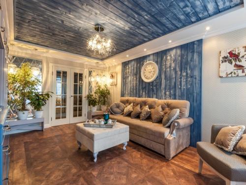 Чем скрыть неровные стены. Как скрыть неровность стен