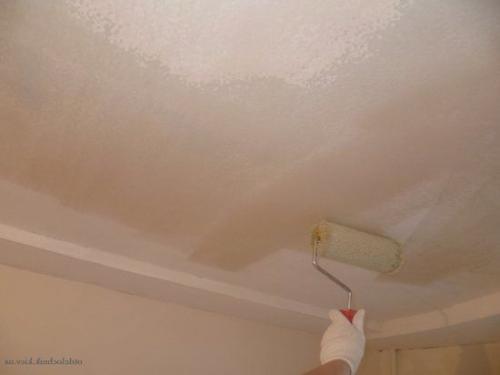 Как скрыть дефекты шпаклевки. Самый легкий способ исправить неровности на потолке после окрашивания