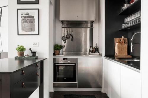 Лофт с высокими потолками и видом на озеро в здании бывшей фабрики в Стокгольме 07