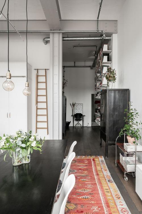 Лофт с высокими потолками и видом на озеро в здании бывшей фабрики в Стокгольме 06