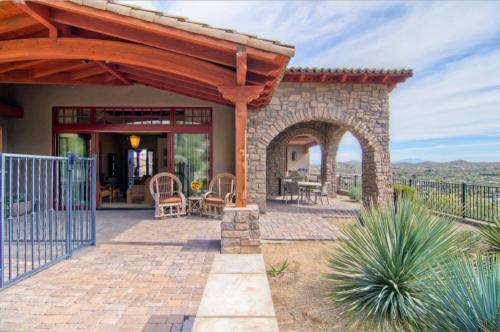 Навес во дворе из профнастила. Из чего сделать навес во дворе частного дома?