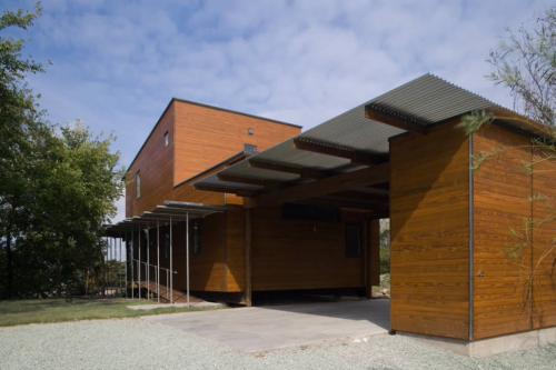 Навес во дворе из профнастила. Из чего сделать навес во дворе частного дома?