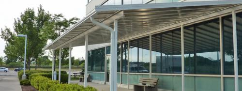 Навес во дворе из профнастила. Из чего сделать навес во дворе частного дома?